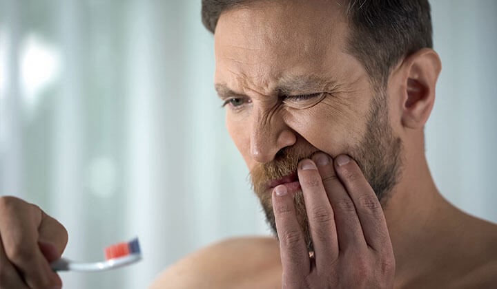 Muž s krvácajúcimi ďasnami Muž s krvácajúcimi ďasnami