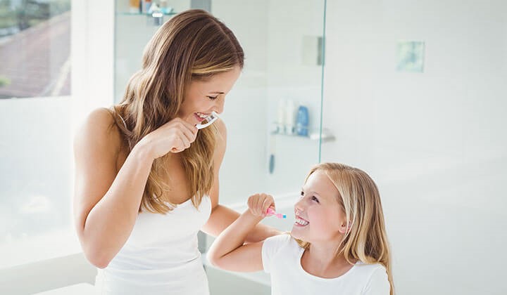 Matka a dcéra si umývajú zuby Ústna hygiena pre zdravú ústnu sliznicu